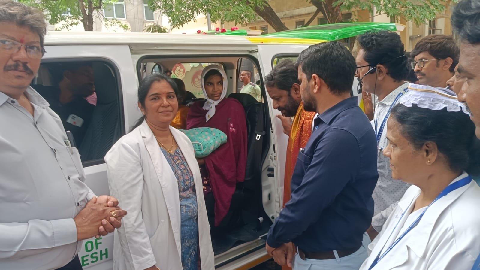 మాతాశిశు సంరక్షణ కొరకు ఆధునీకరించిన తల్లీ బిడ్డ ఎక్సప్రెస్ వాహనాలను ప్రారంభించిన కలెక్టర్, ఎమ్. ఎల్. ఏ.